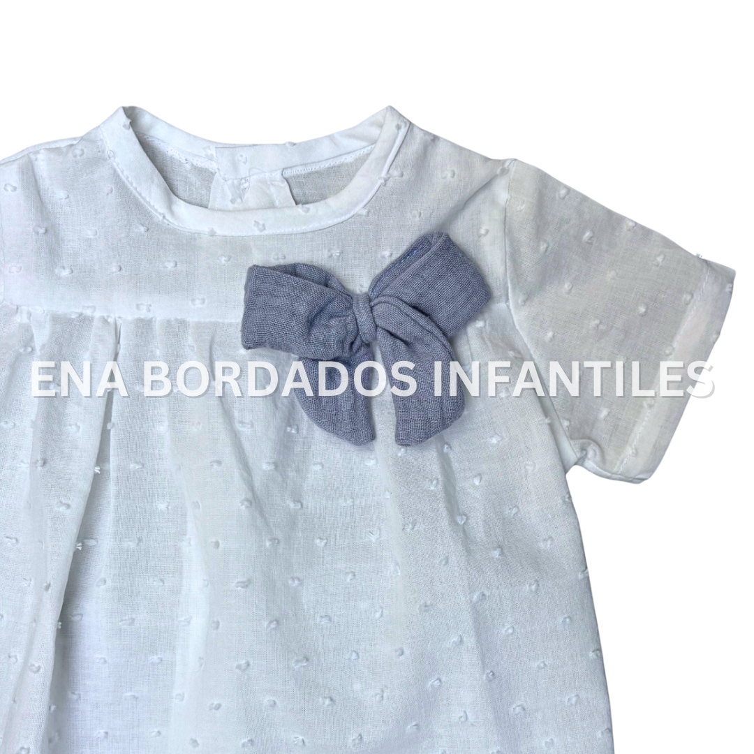 Blusa plumeti con short de gasa gris