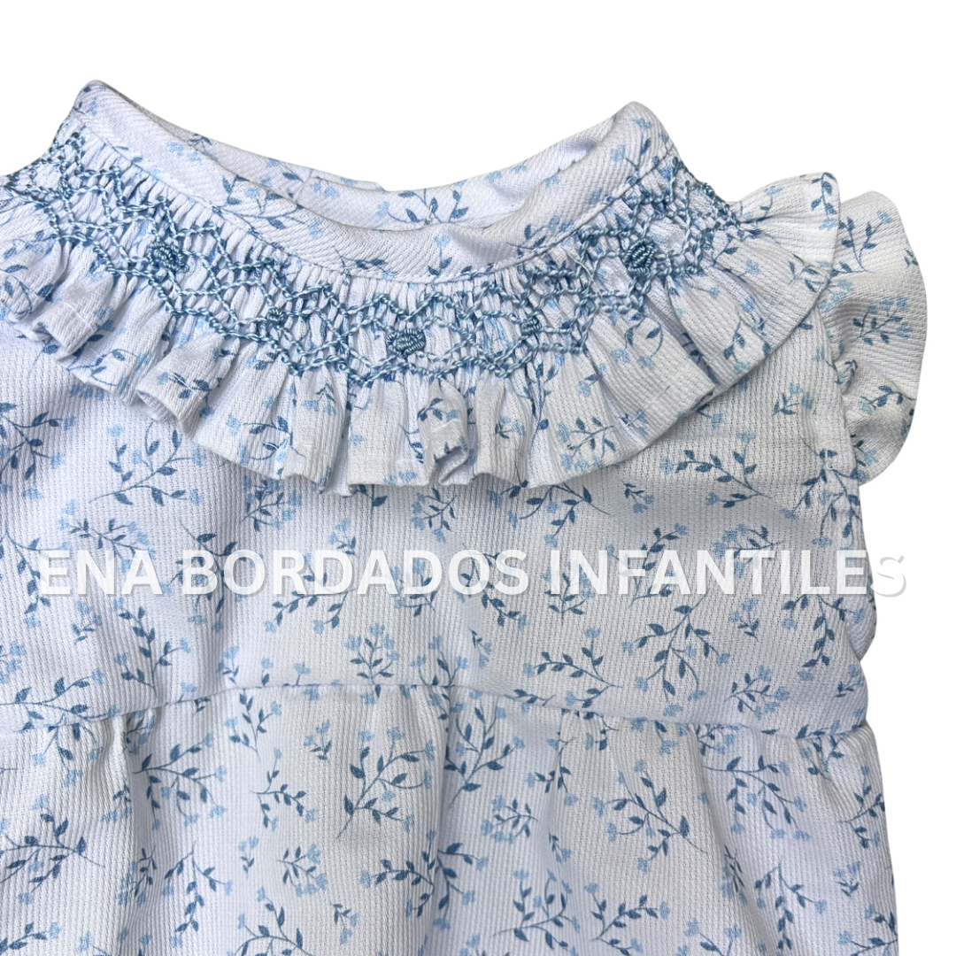 Mameluco piqué con ramitas azules con panal en cuello 9 meses