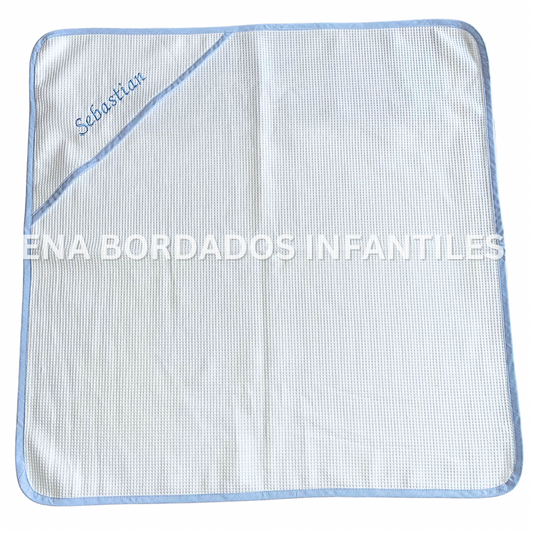 Toalla waffle con nombre bordado en capucha