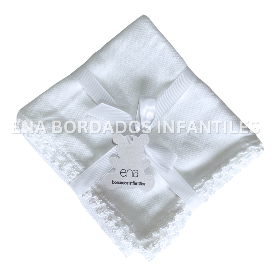 Mantita con orilla de crochet blanco