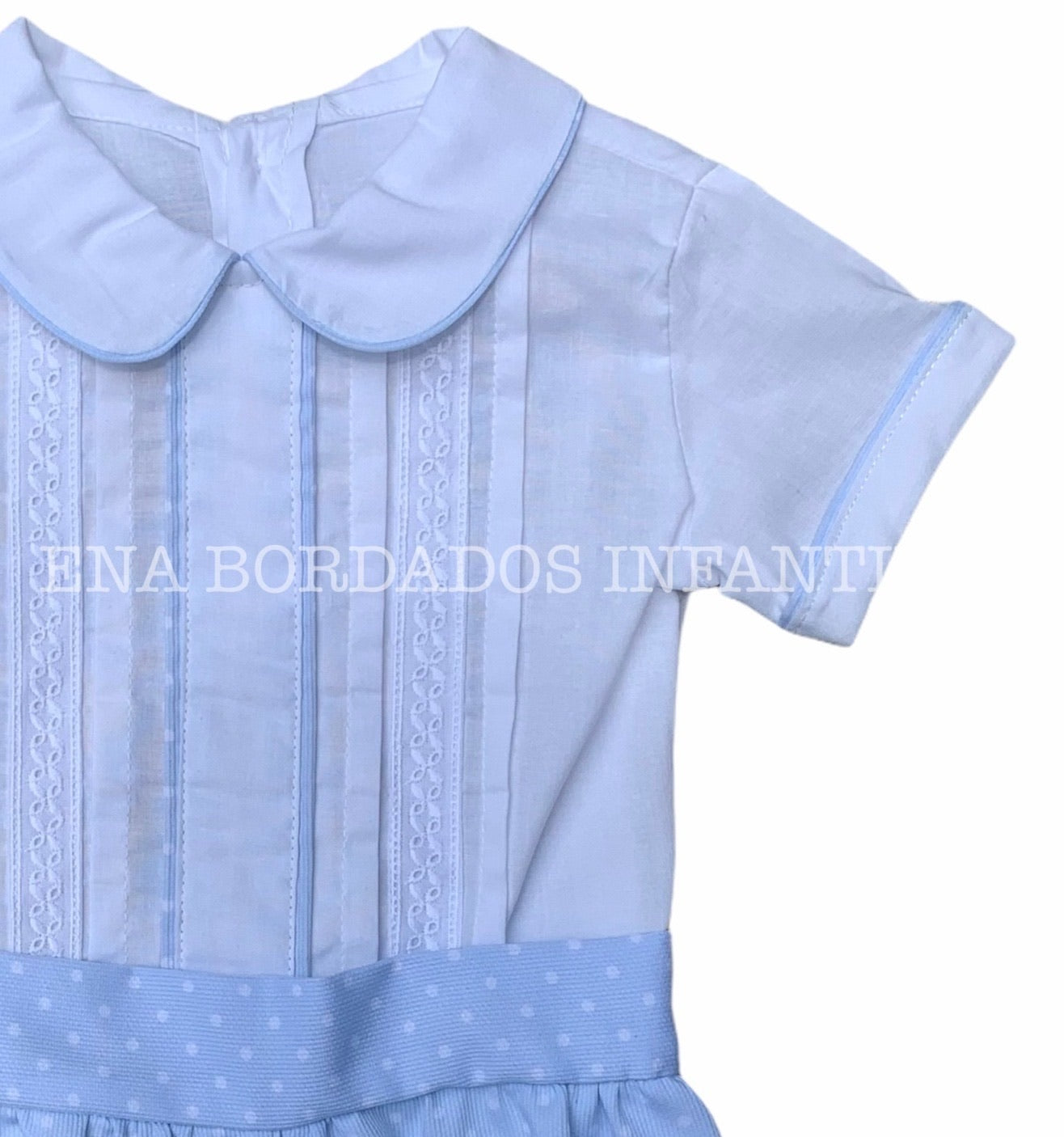 Camisa alforzas y tira bordada con short piqué celeste puntos blancos 9 meses