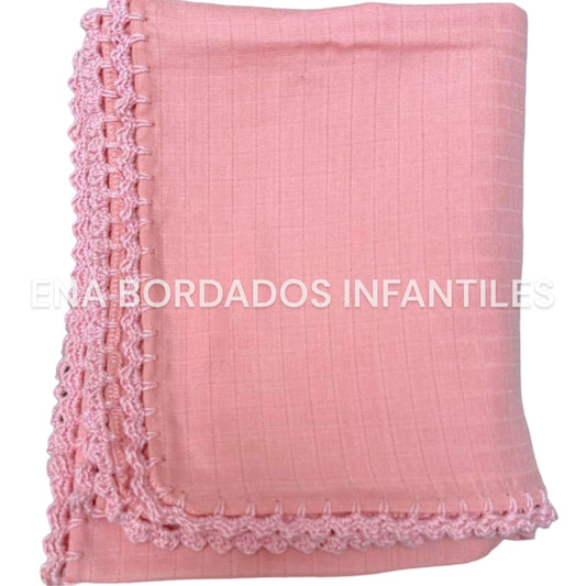 Mantita gaza rosada orilla crochet