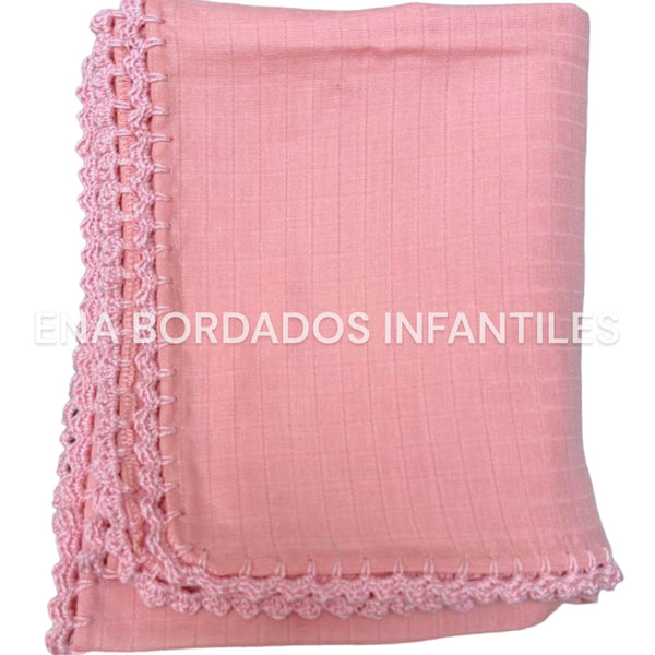Mantita gaza rosada orilla crochet