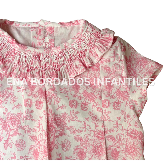 Batita blanca con flores rosadas con panal en escarola cuello