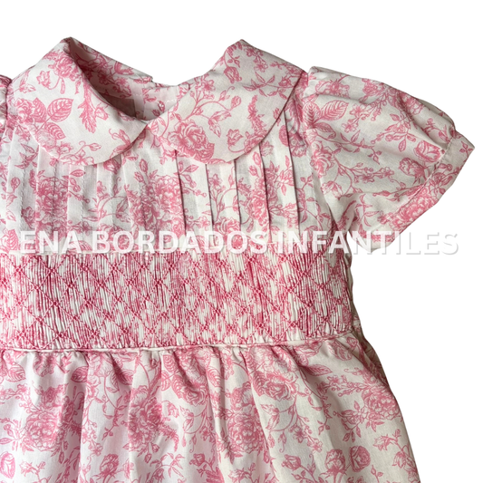 Vestido blanco con flores rosadas alforzas con panal