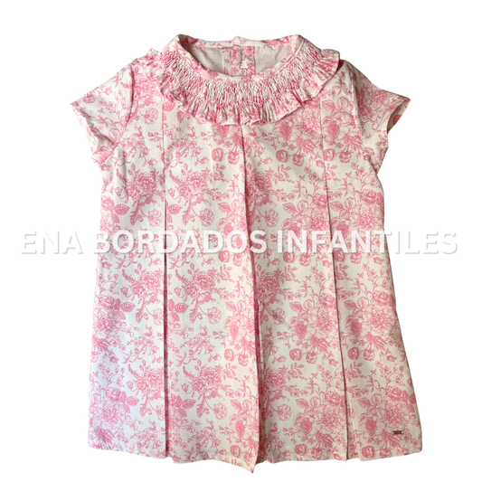 Batita blanca con flores rosadas con panal en escarola cuello