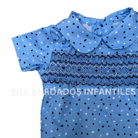 Camisa con panal y short celeste estampado triangulos