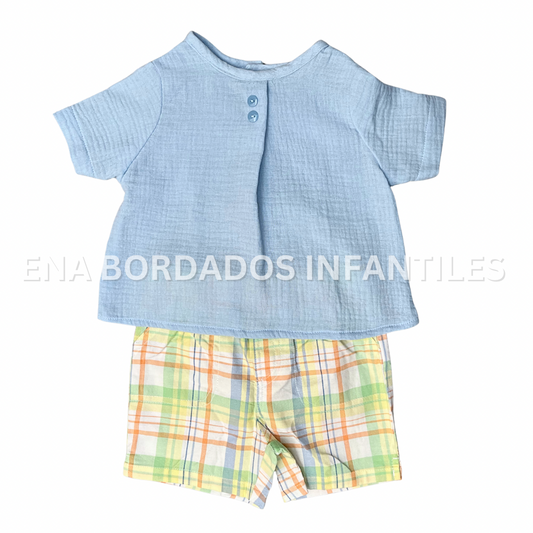 Camisa en gasa celeste y short cuadriculado