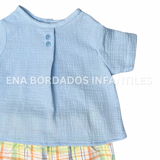 Camisa en gasa celeste y short cuadriculado