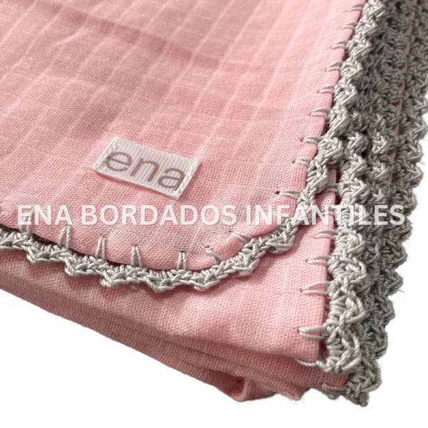 Mantita gaza rosada orilla crochet gris