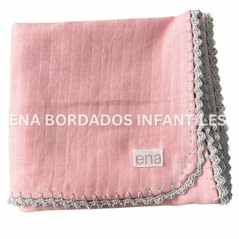 Mantita gaza rosada orilla crochet gris