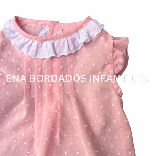 Blusa plumeti rosado con short piqué blanco