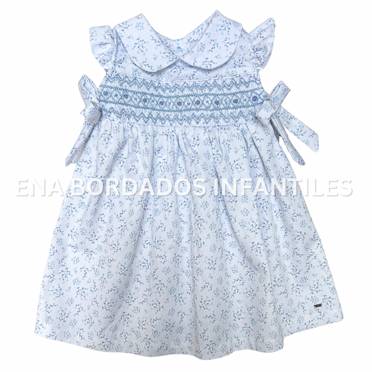 Vestido piqué blanco con flores celeste con panal y lacitas a los lados