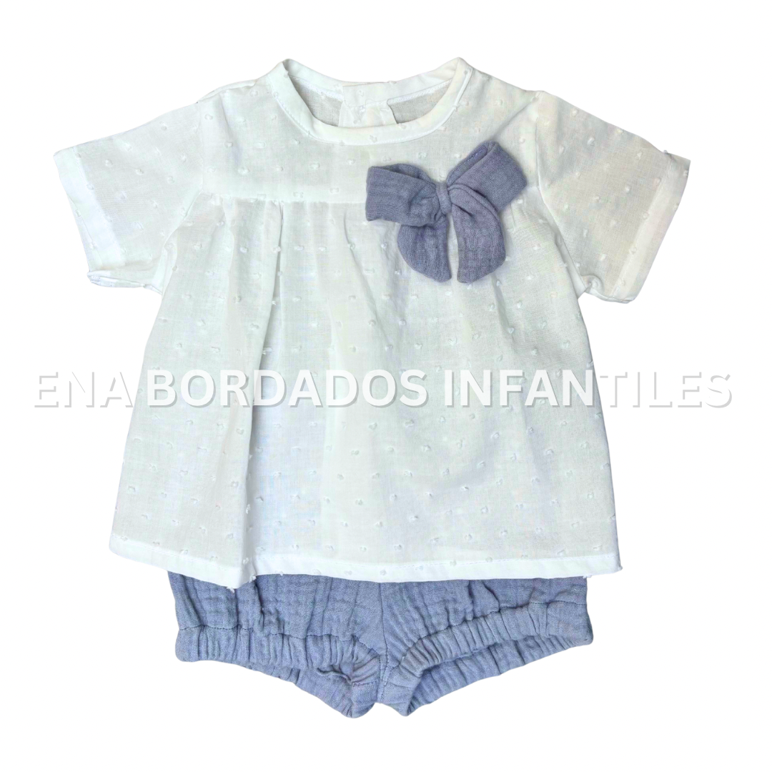 Blusa plumeti con short de gasa gris