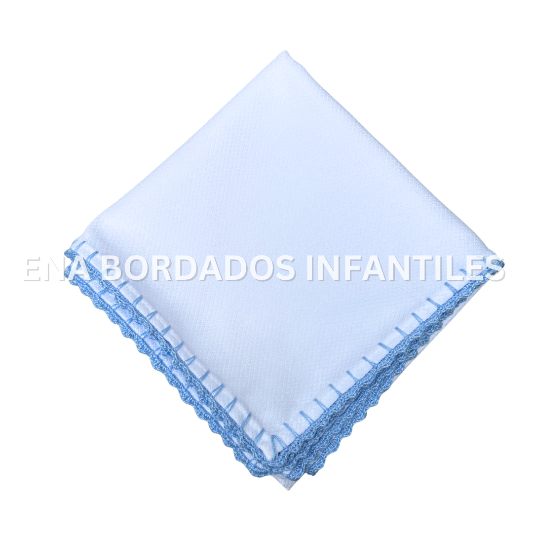 Mantita con orilla de crochet celeste