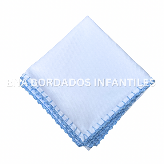 Mantita con orilla de crochet celeste