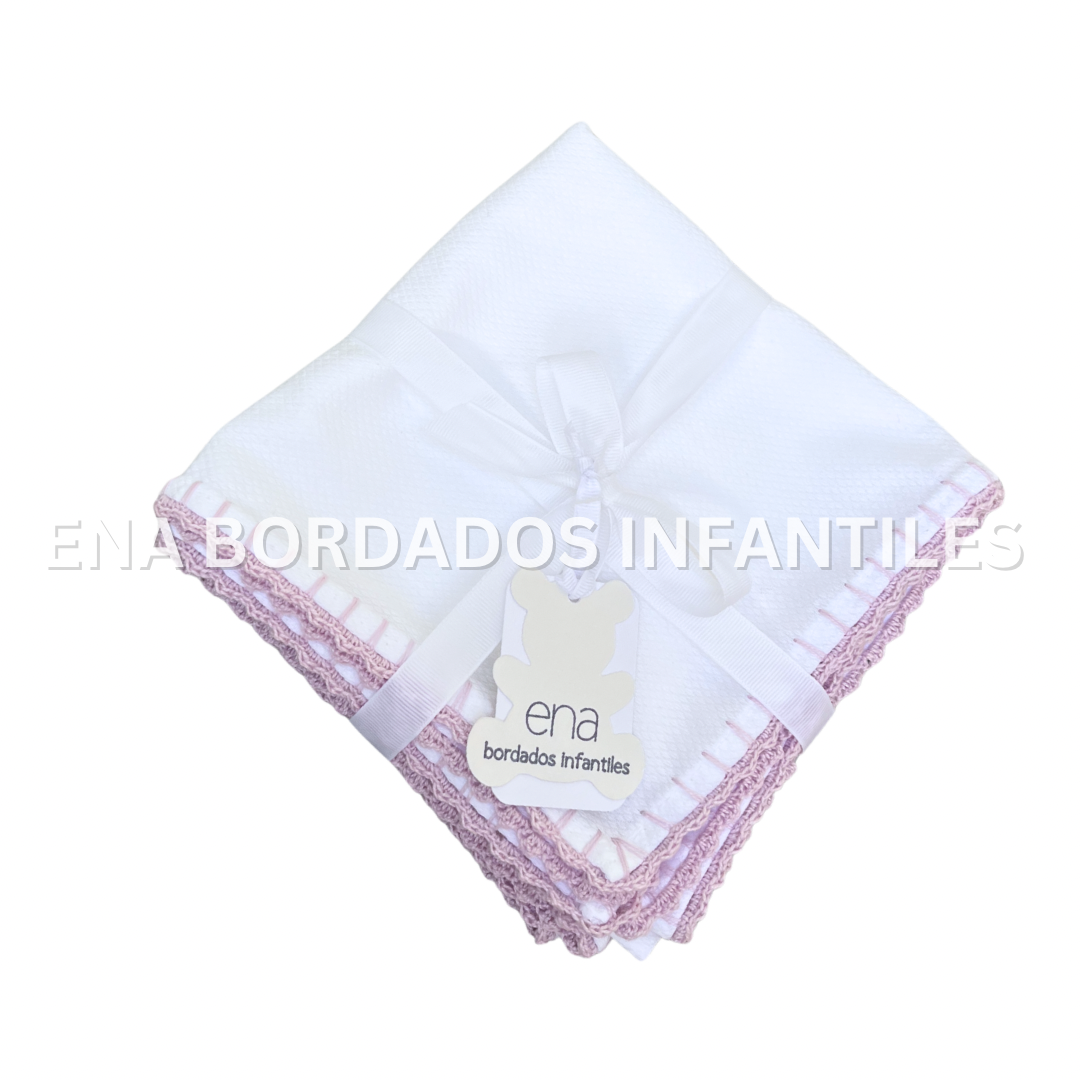 Mantita con orilla de crochet lila
