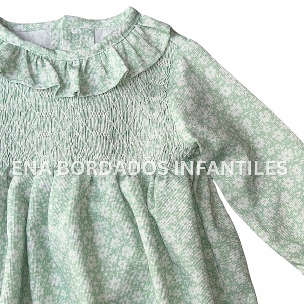 Vestido piqué verde con flores blancas panal
