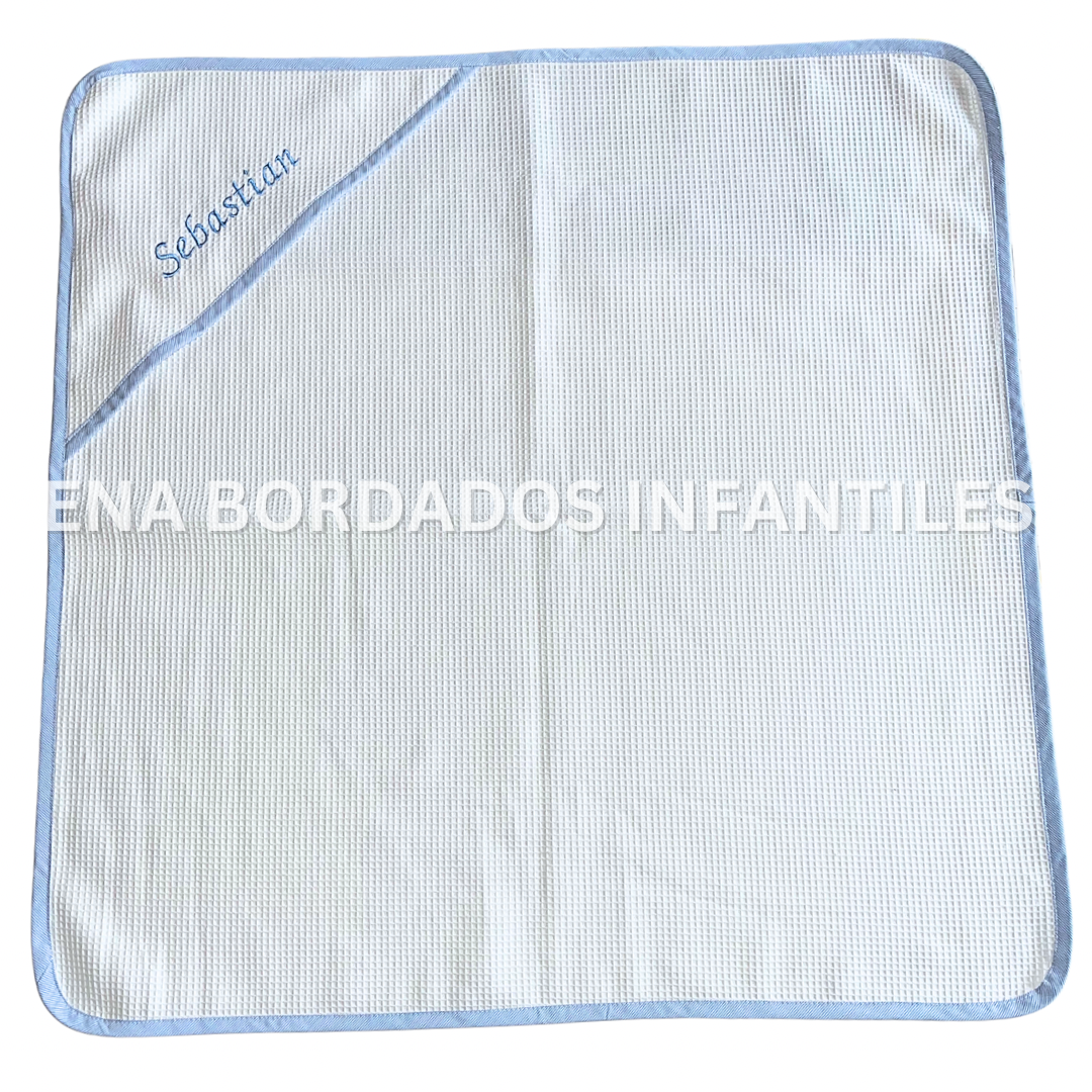 Toalla waffle con nombre bordado en capucha