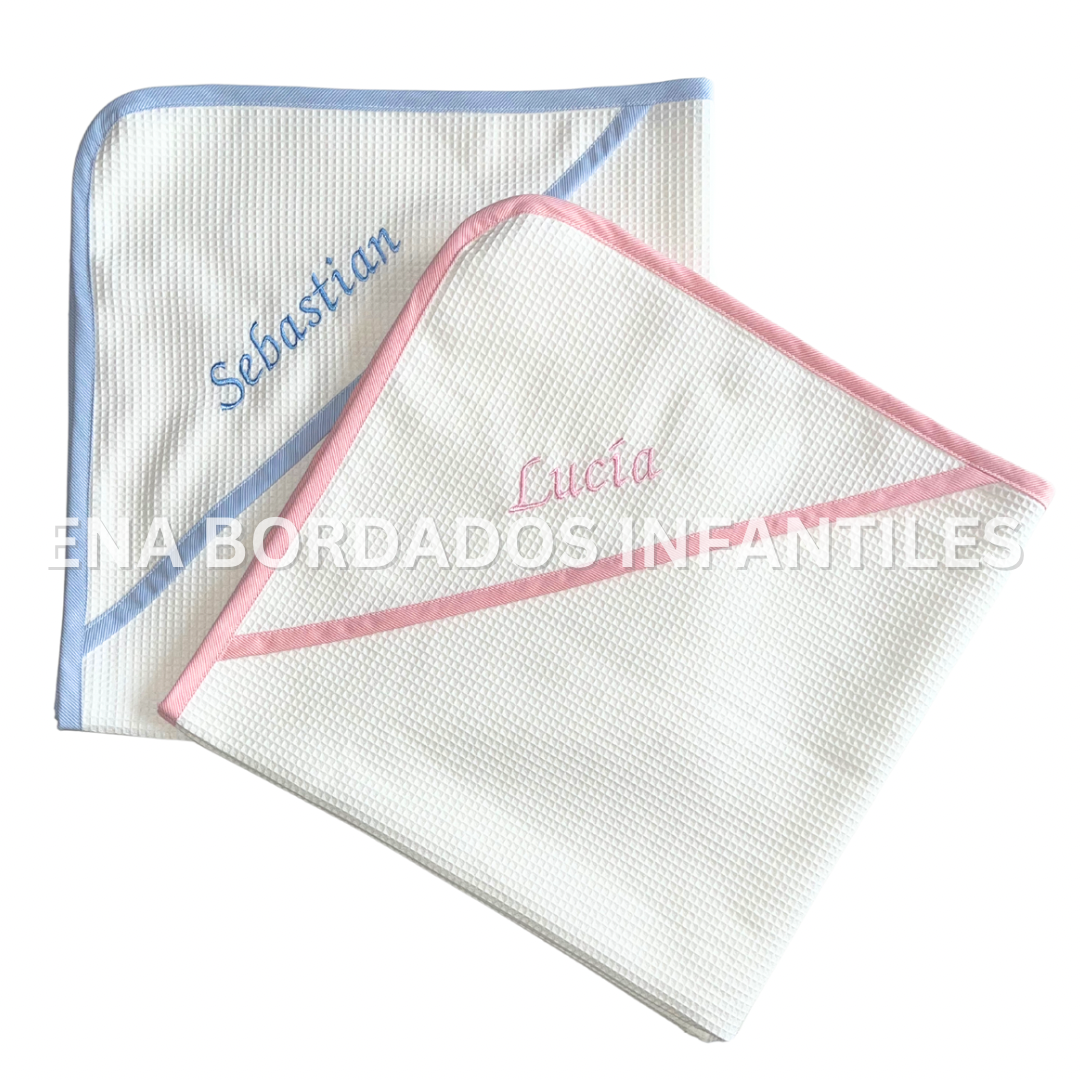 Toalla waffle con nombre bordado en capucha