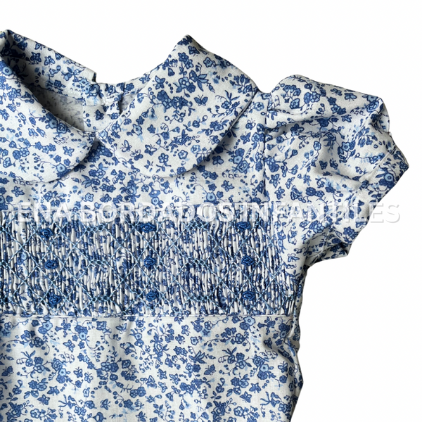 Blusa flores azules con panal y short bombacho