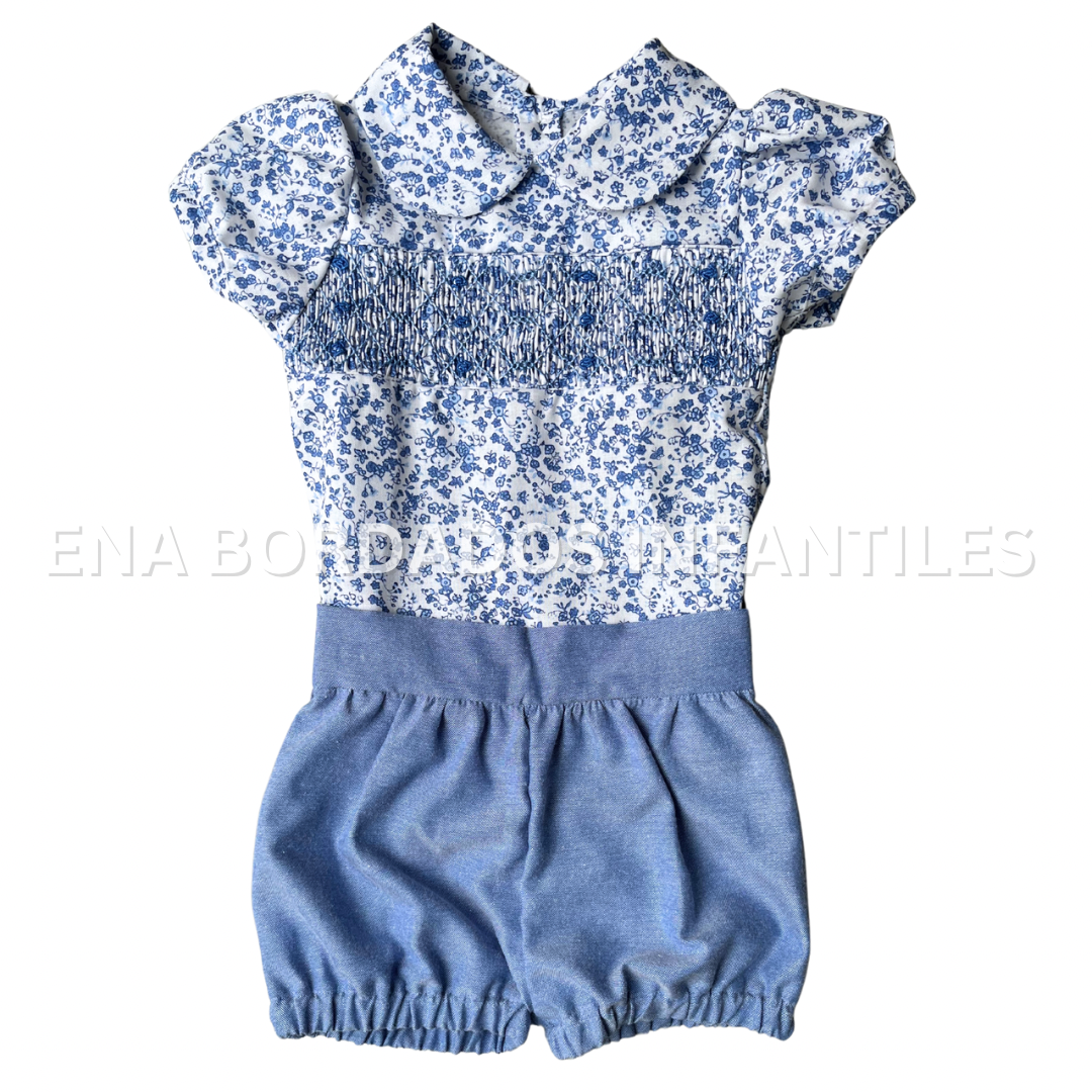 Blusa flores azules con panal y short bombacho