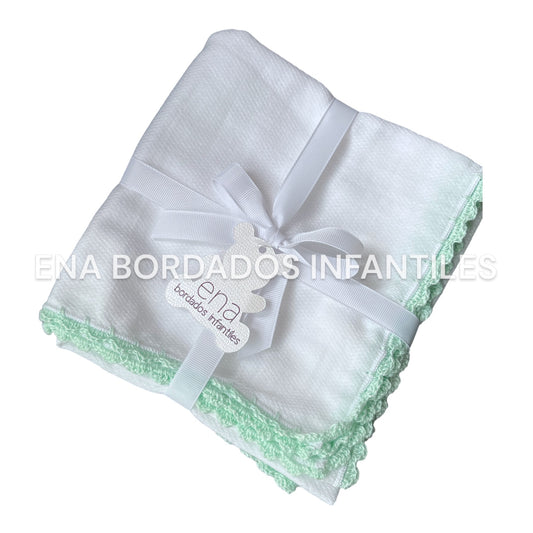 Mantita con orilla de crochet verde
