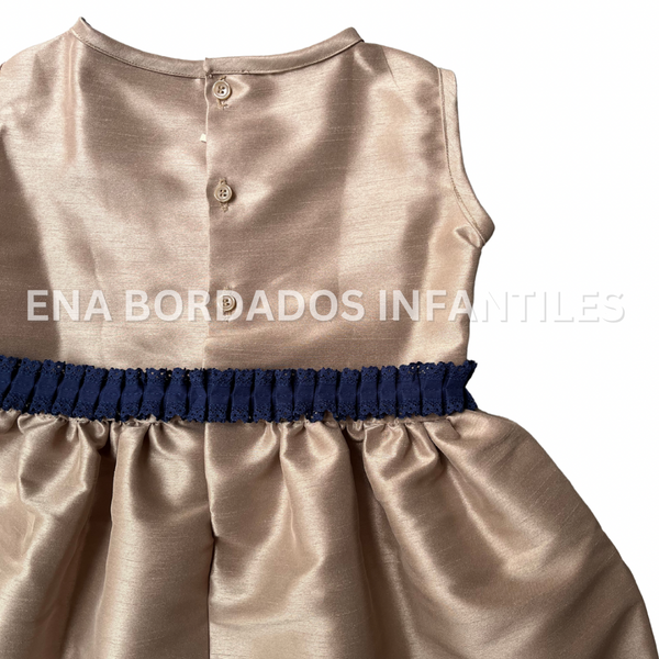 Vestido dorado con fajón azul