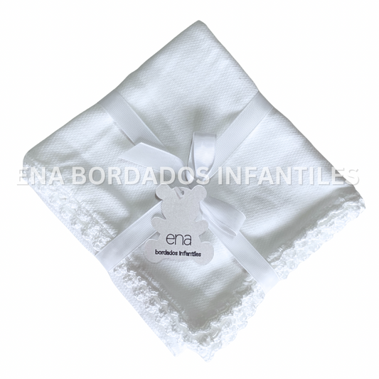 Mantita con orilla de crochet blanco