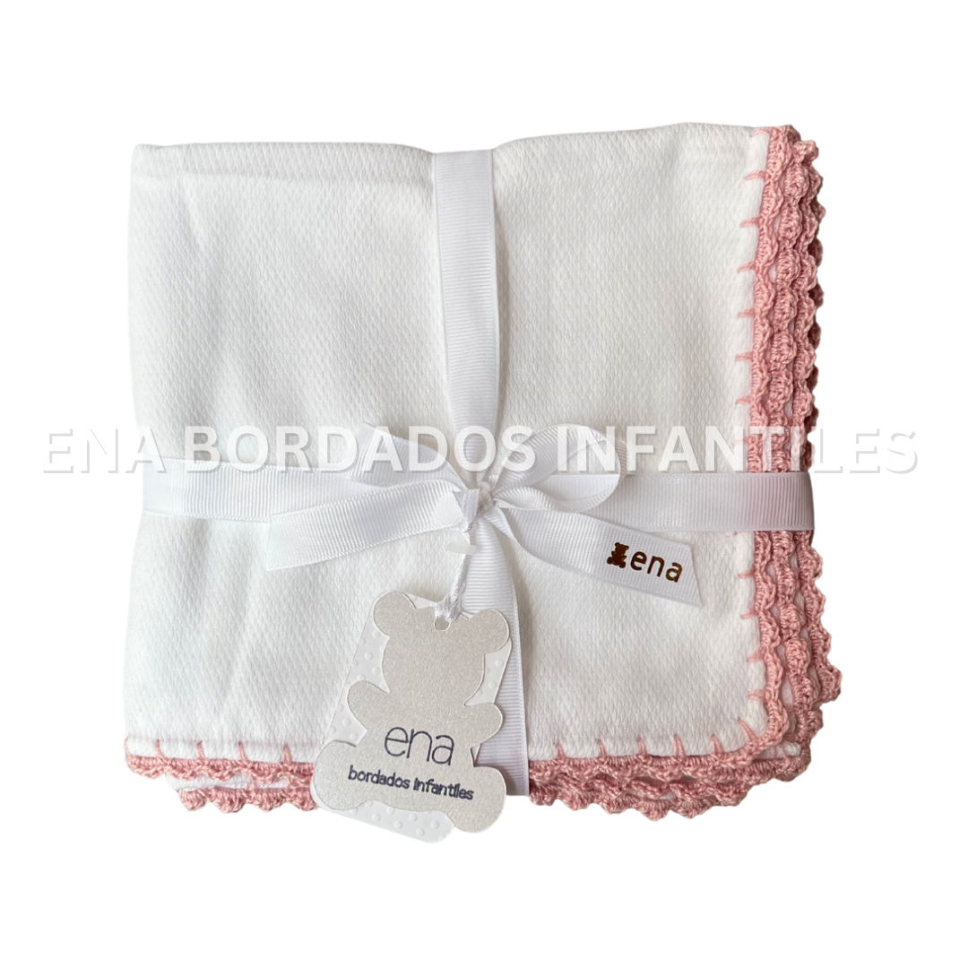 Mantita con orilla de crochet rosado