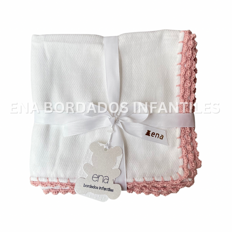 Mantita con orilla de crochet rosado