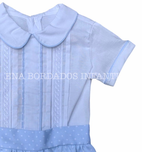 Camisa alforzas y tira bordada con short piqué celeste puntos blancos 9 meses