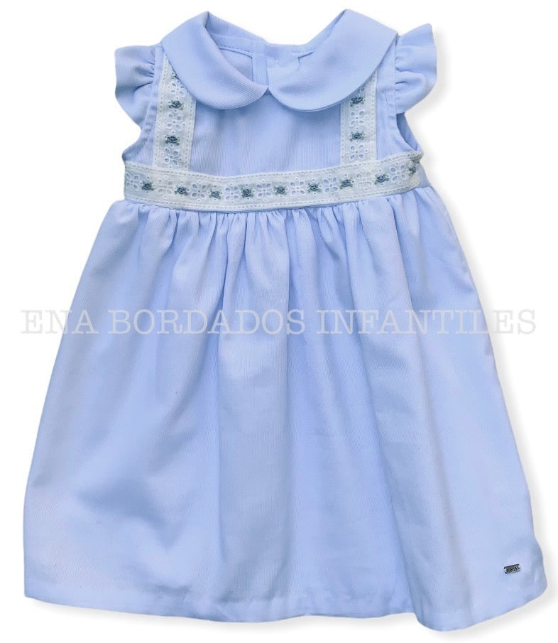 Vestido piqué celeste pálido con flores bordadas